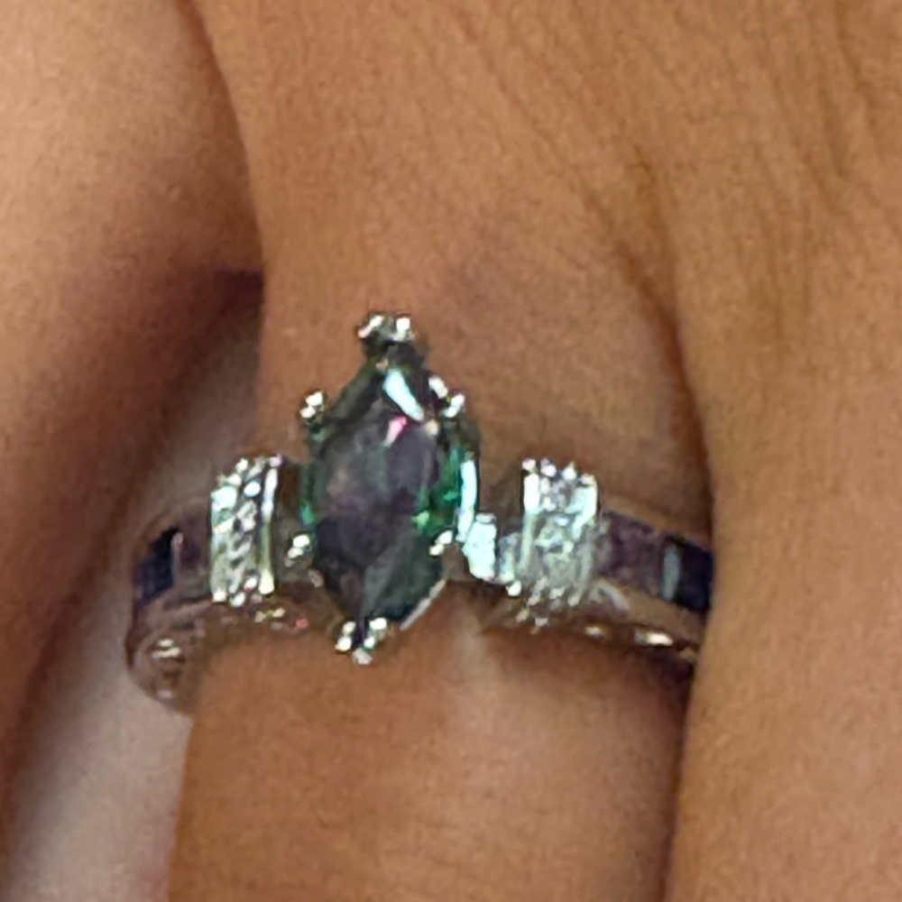 Stunning Silver Ring with Green Gemstone